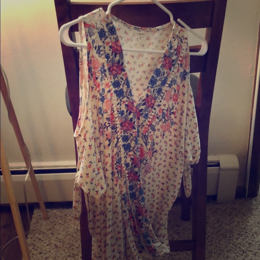 Maurice’s cold shoulder shirt S